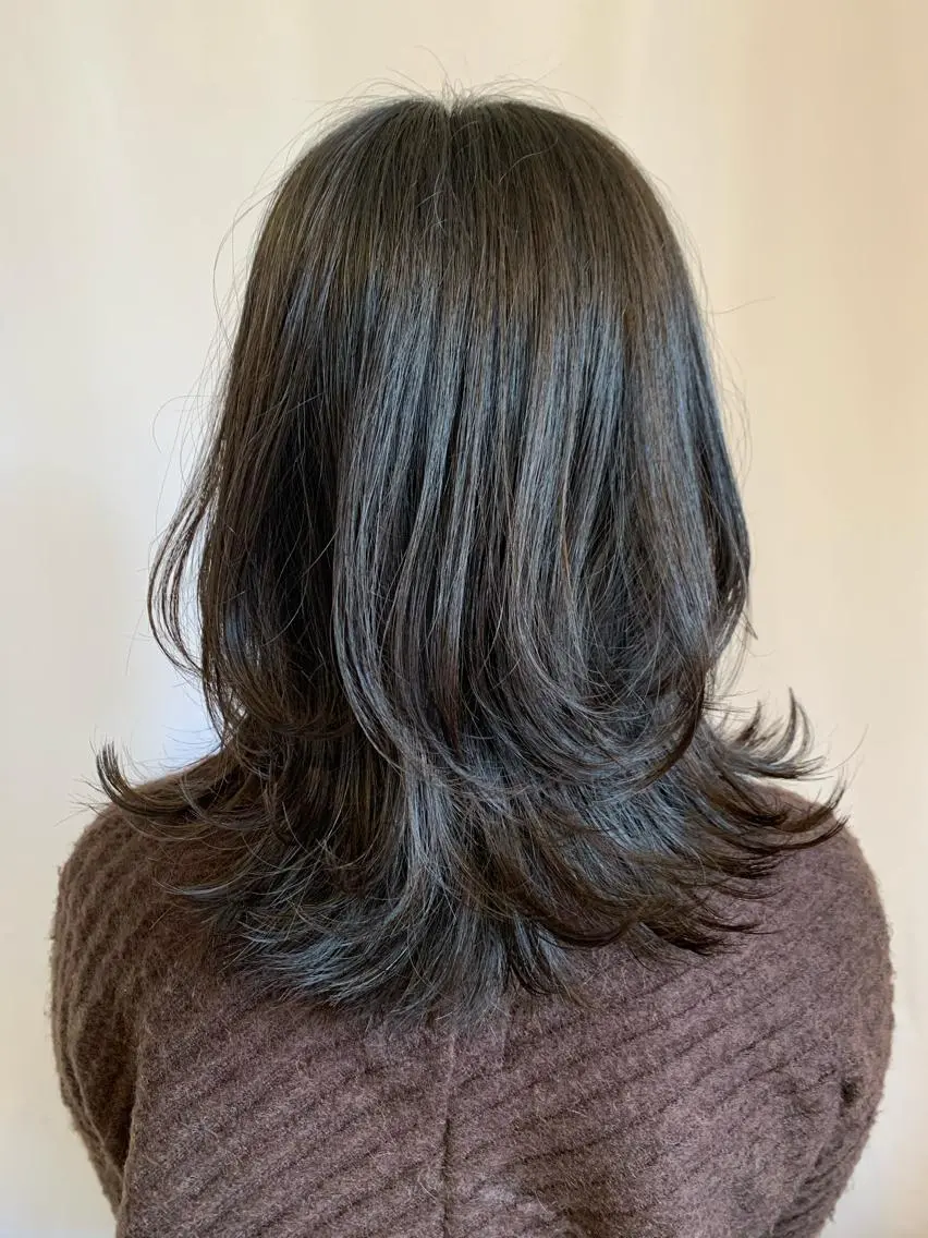 セミロング くびれヘア レイヤーカット 血分 優人のヘアスタイル