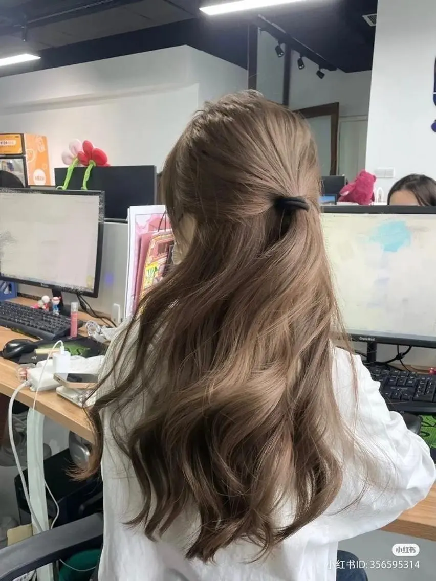 ロング カラー カット ヘアカラー ハイトーンカラー 🦄レイヤーカットのヘアスタイル