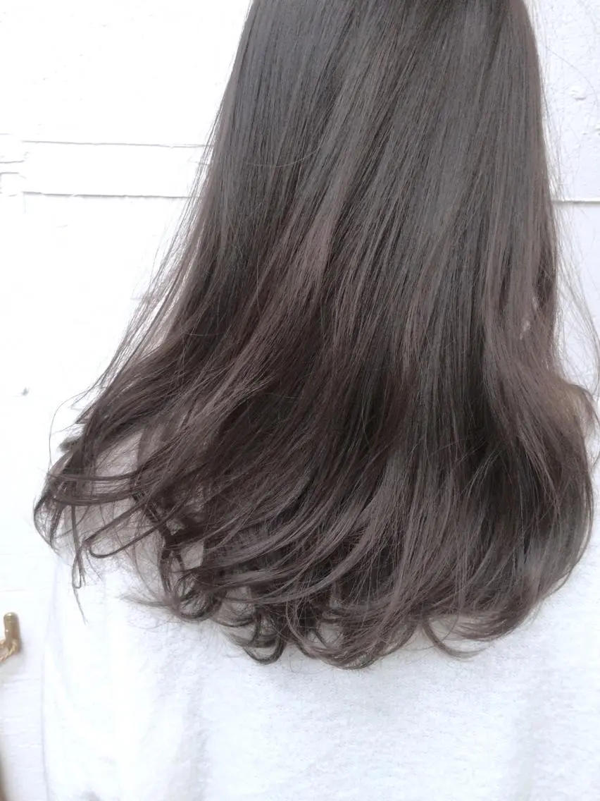 セミロング アッシュ アッシュグレー アッシュグレージュ 山口 悟のヘアスタイル