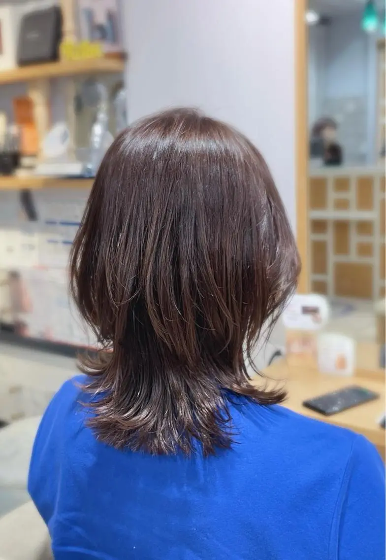 ミディアム くびれヘア カット 馬場智哉 白髪ぼかしハイライトのヘアスタイル