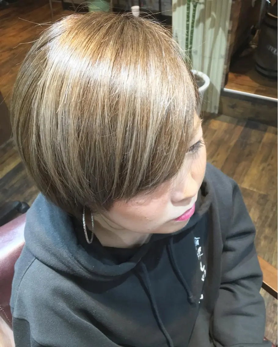 ショート カラー ベージュカラー ハイライトカラー ハイライト 川名 充✂️のヘアスタイル