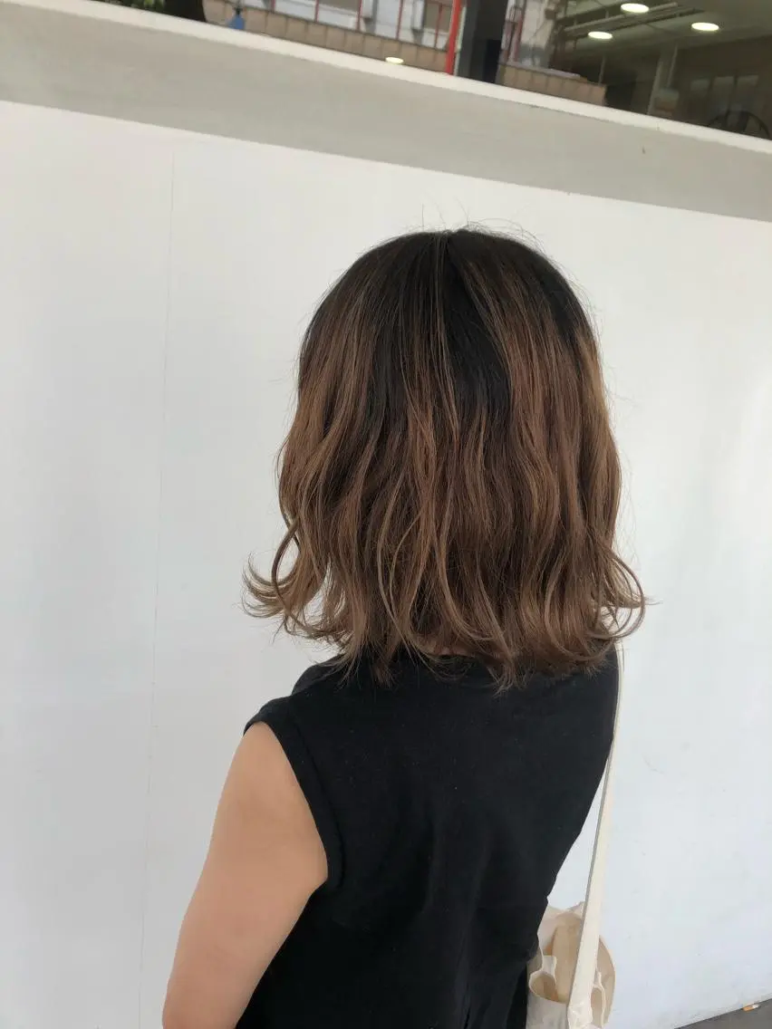 ショート カラー バレイヤージュ グレージュ ミルクティーグレージュ レイヤーカット ヘアカラー 東條 克義のヘアスタイル