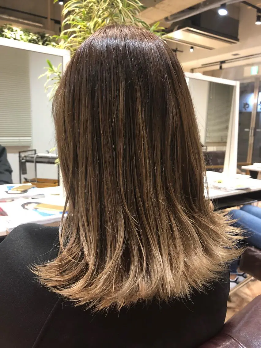 カラー 伊東 彩花のヘアスタイル