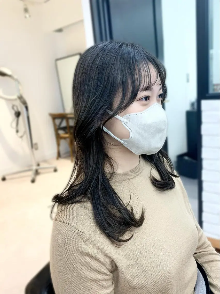 ミディアム カラー パーマ ヘアアレンジ メンズ キッズ ネイル マツエク・マツパ アイブロウ レイヤーカット／ 巻ける縮毛矯正のヘアスタイル