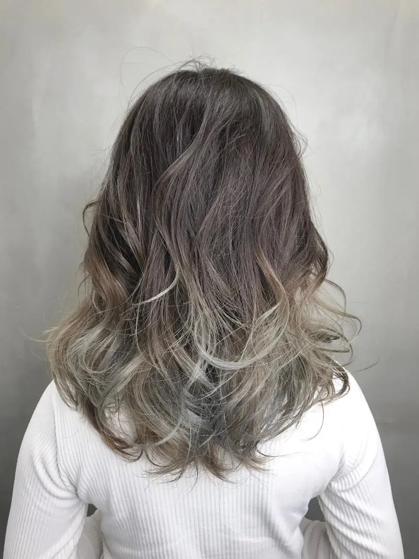 ミディアム カラー バレイヤージュ レイヤーカット 【透明感、艶髪】西村 有司のヘアスタイル