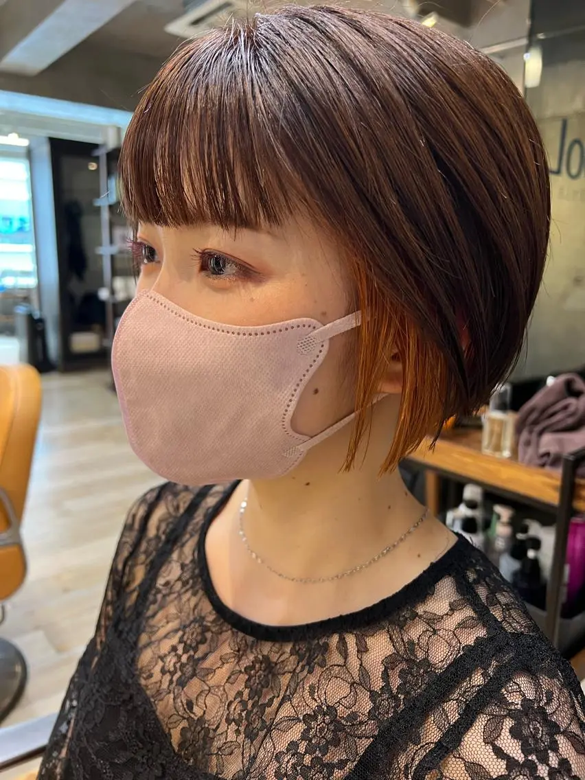 ショート カラー ヘアアレンジ ショートボブ 丸みショート イヤリングカラー オレンジ ボブ カット ヘアカラー トリートメント サナ🌱 切りっぱなしボブのヘアスタイル