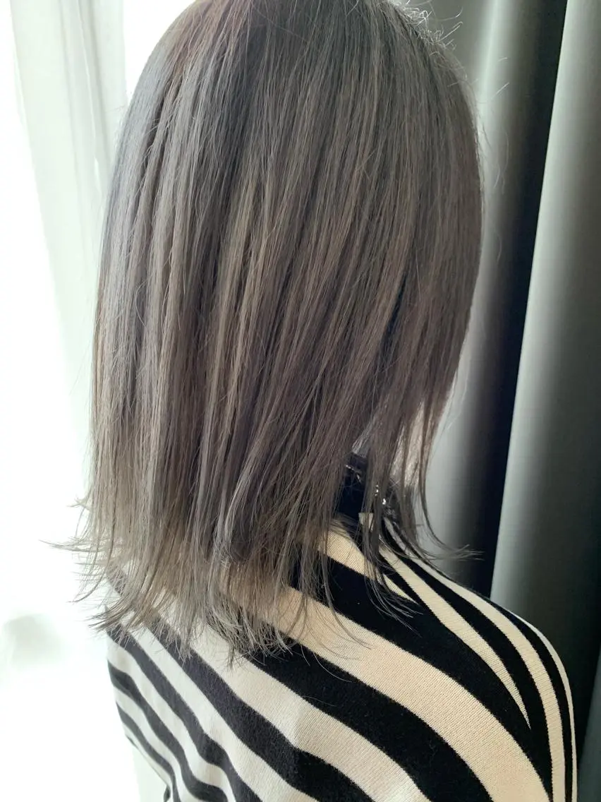 ミディアム カラー ブリーチ グレージュ ミルクティーグレージュ ヘアカラー トリートメント LUXBE LUCEのヘアスタイル