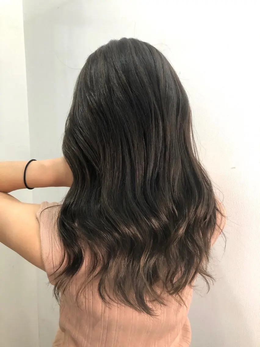 セミロング 白いハイライト🤍 タナカリョウスケのヘアスタイル