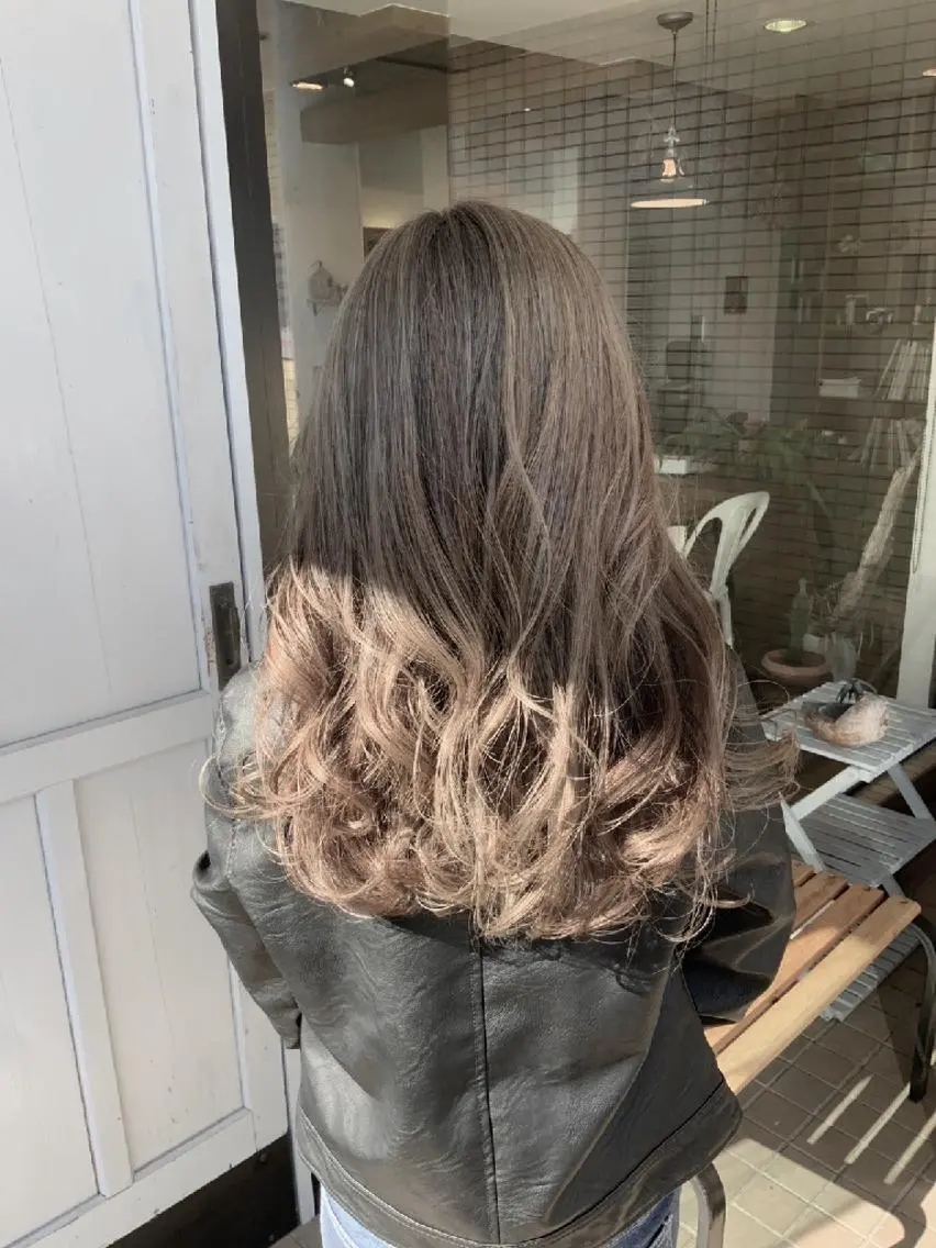 カラー ブリーチ グレージュ ヘアカラー トリートメント 堀 望美のヘアスタイル