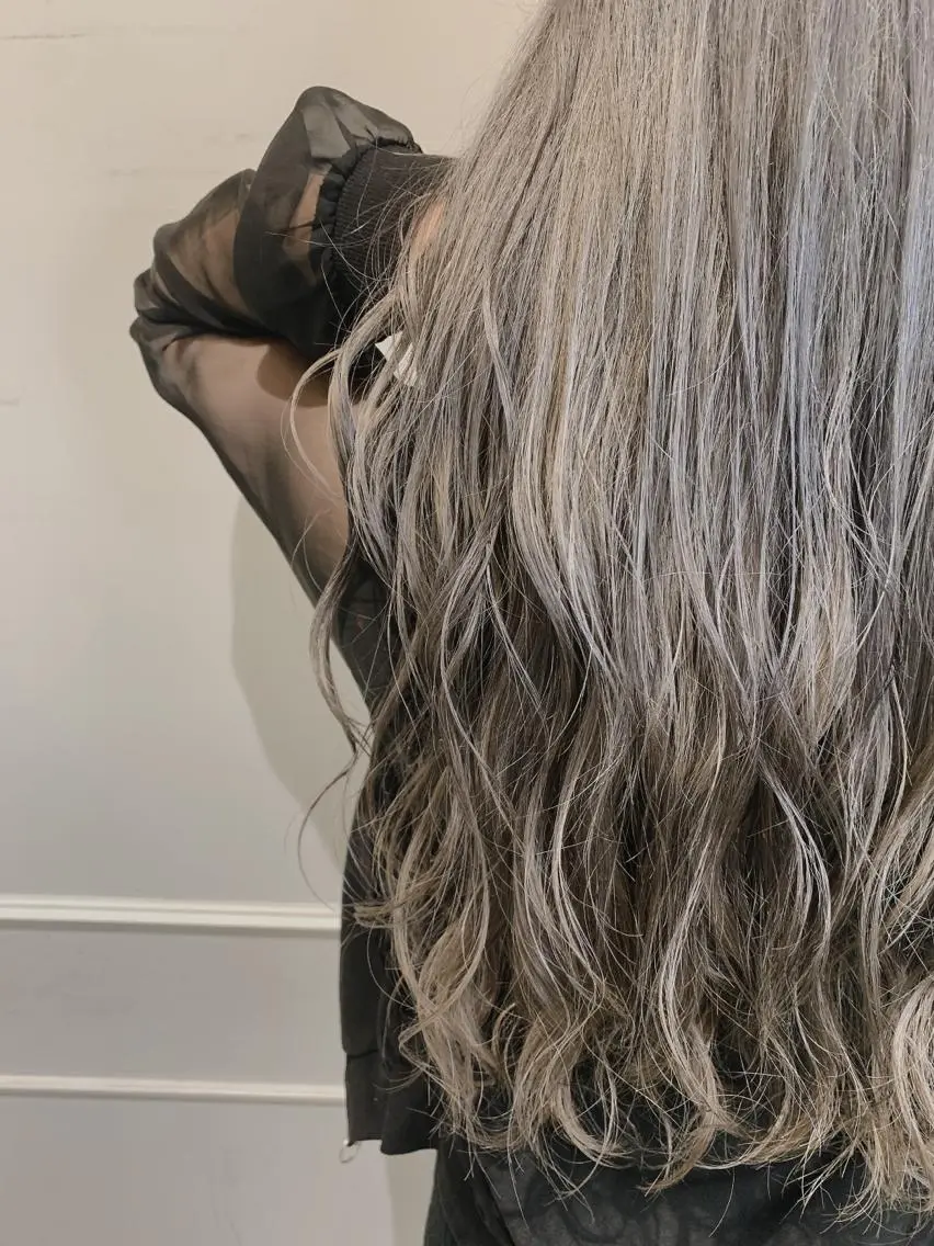 ロング カラー ブリーチ ハイライトカラー ハイライト ヘアカラー トリートメント 🦖鶴岡 香純🦖のヘアスタイル