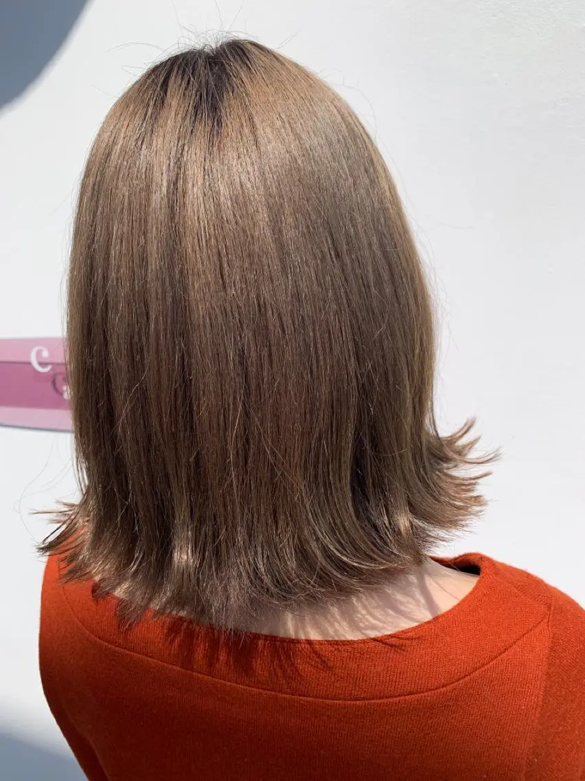 ミディアム カラー 芥川 未優のヘアスタイル