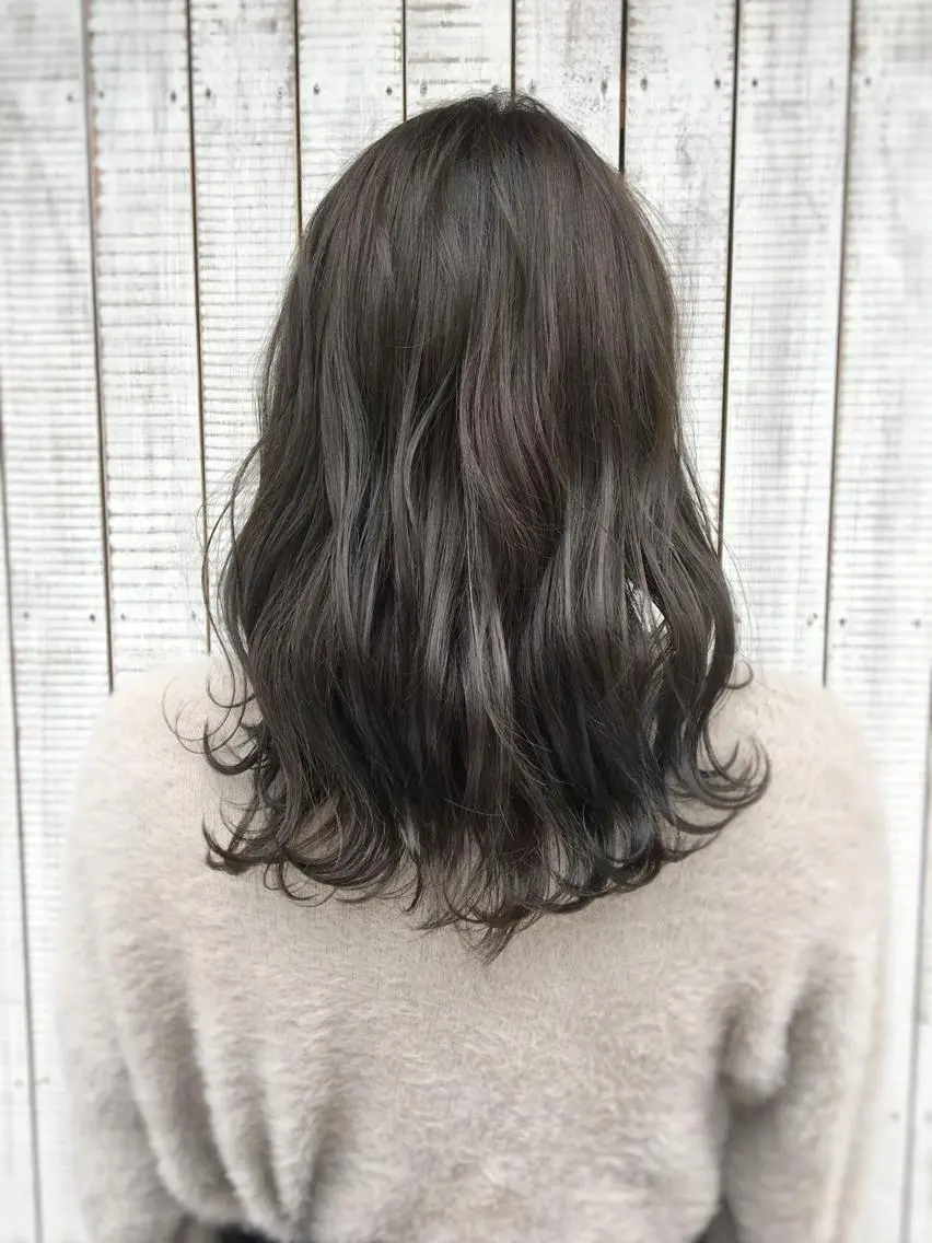 ミディアム カラー グレージュ カーキグレージュ ヘアカラー トリートメント ケアブリーチ 坪井佑樹のヘアスタイル