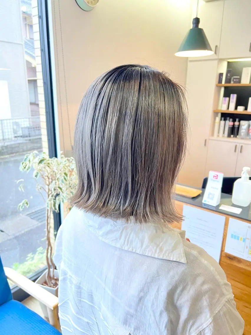 ミディアム カラー ブリーチ グレージュ ハイライトカラー ハイライト カット ヘアカラー トリートメント 堀 望美のヘアスタイル