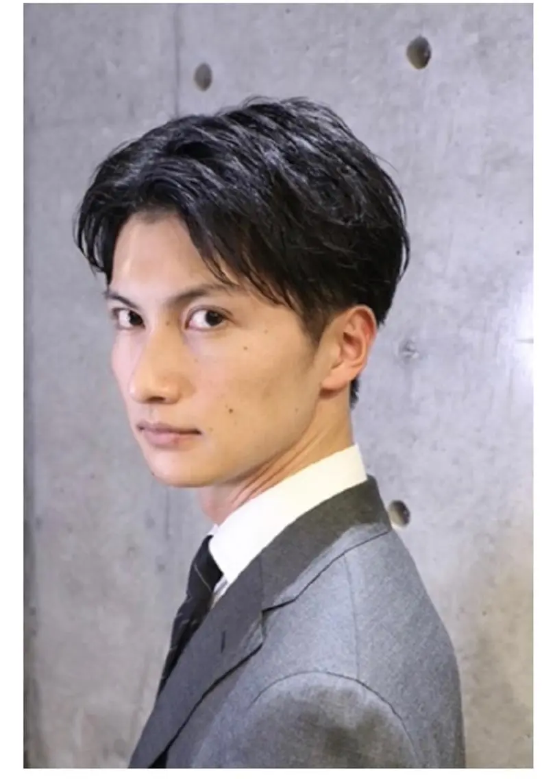 メンズ センターパート 井上 りょうのヘアスタイル