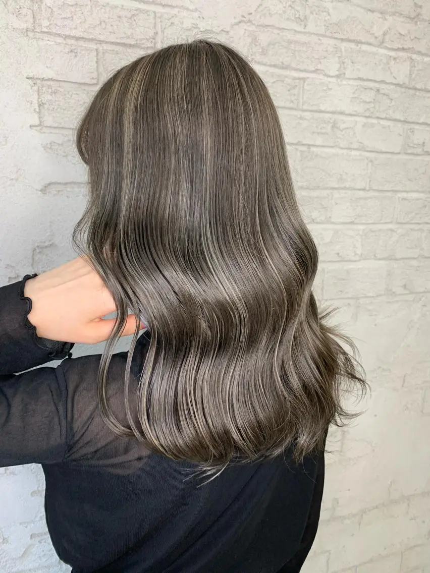 セミロング ハイライト ヘアカラー 🇺🇸ハイライト特 化美容師🇺🇸漆沢のヘアスタイル