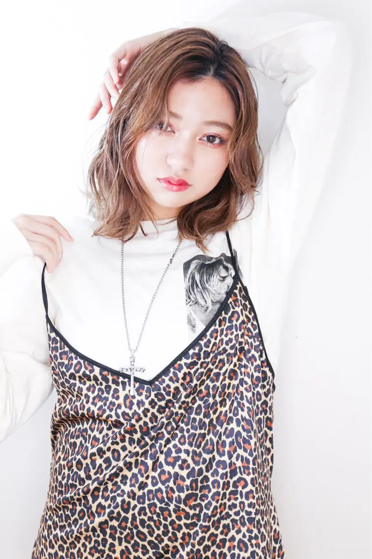 ミディアム カラー パーマ ウルフカット／吉村 桃子のヘアスタイル