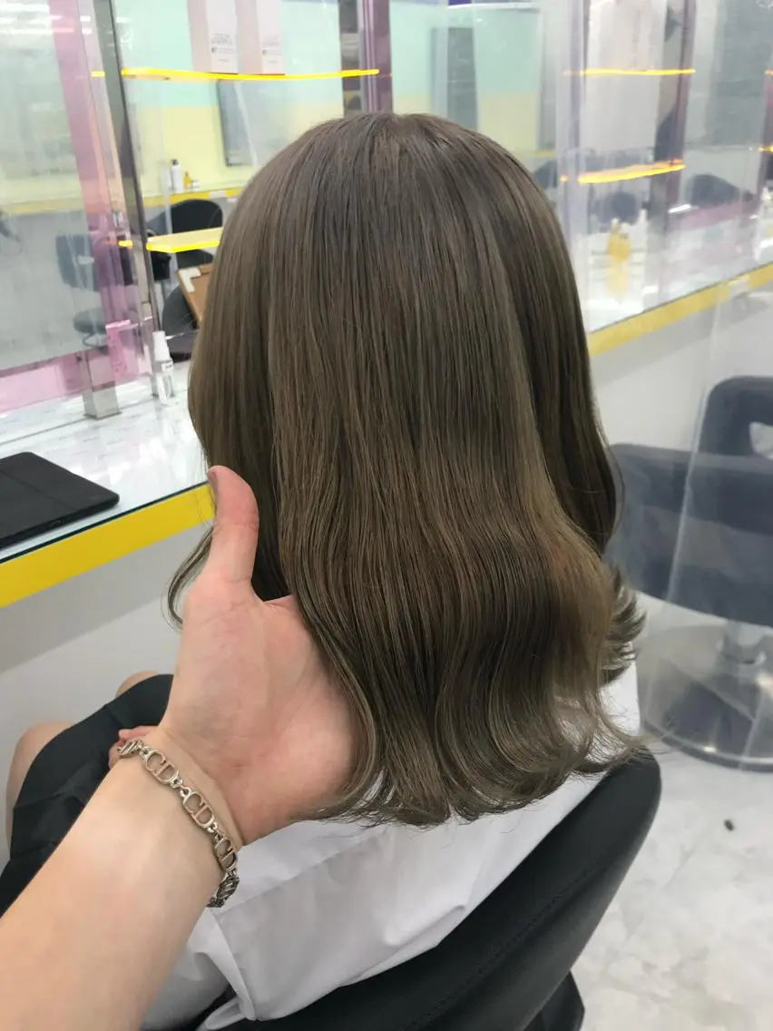 セミロング カラー パーマ ヘアアレンジ ネイル マツエク・マツパ 韓国風ベージュ🤎 赤みなし🌿横浜🤎のヘアスタイル