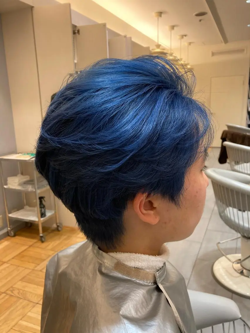 ショート カラー ブリーチ ブルーカラー ダブルカラー ネイビーカラー 西田 夏望のヘアスタイル