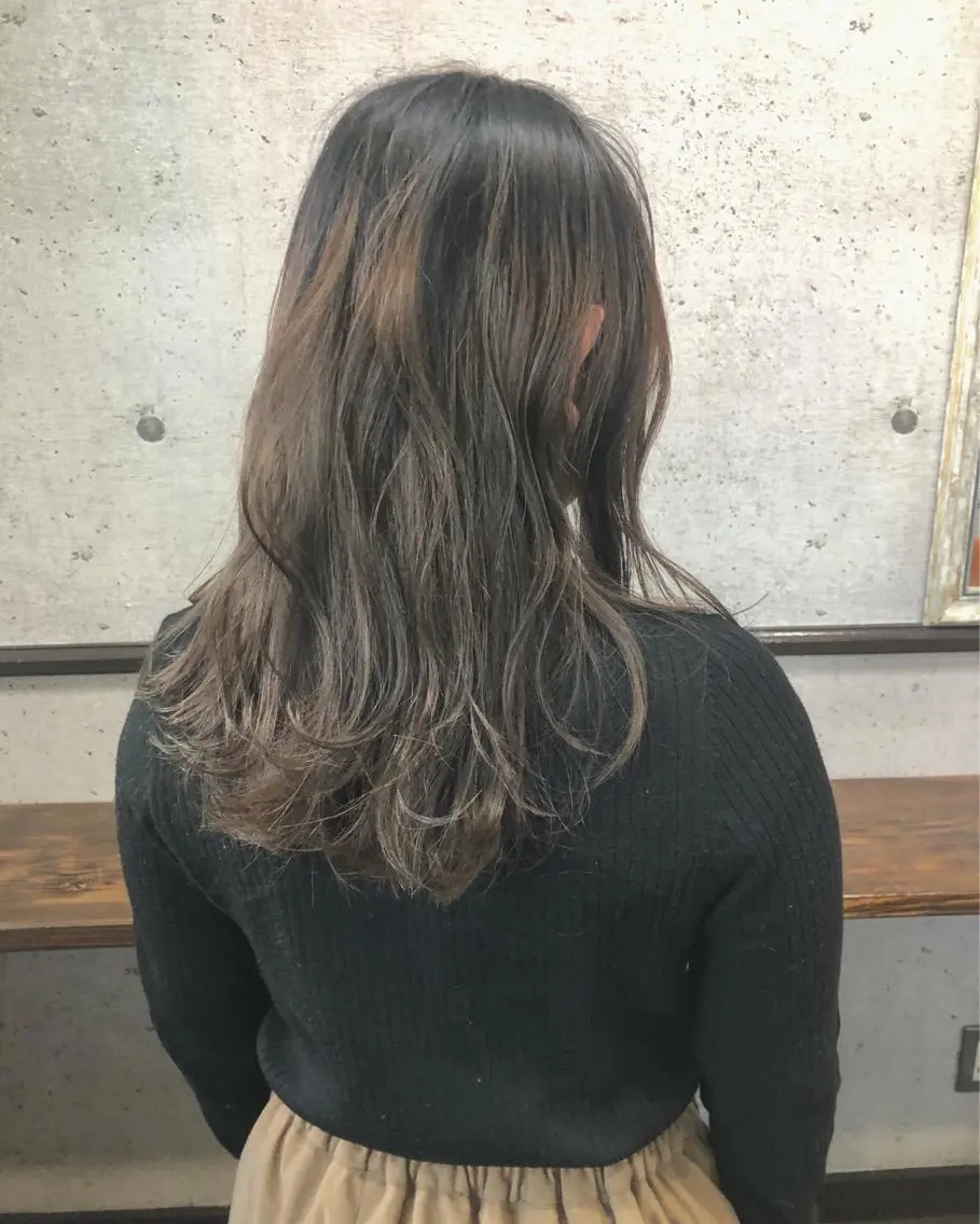 セミロング カラー グラデーションカラー グレージュ パープルカラー パープルグレージュ カット ヘアカラー 縮毛矯正 トリートメント 江原 彩華のヘアスタイル