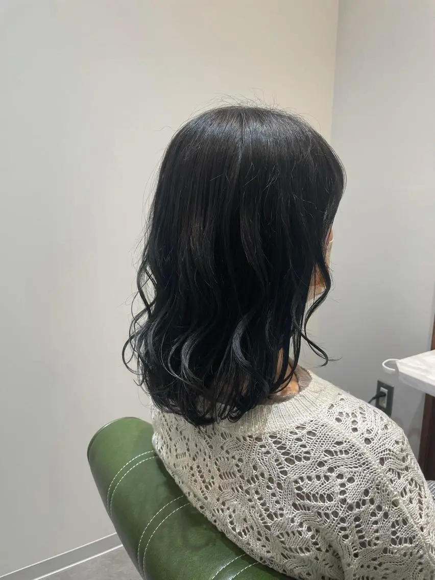 カラー 黒髪 ブルーカラー MIKU ナチュラルヘア✂️✨のヘアスタイル