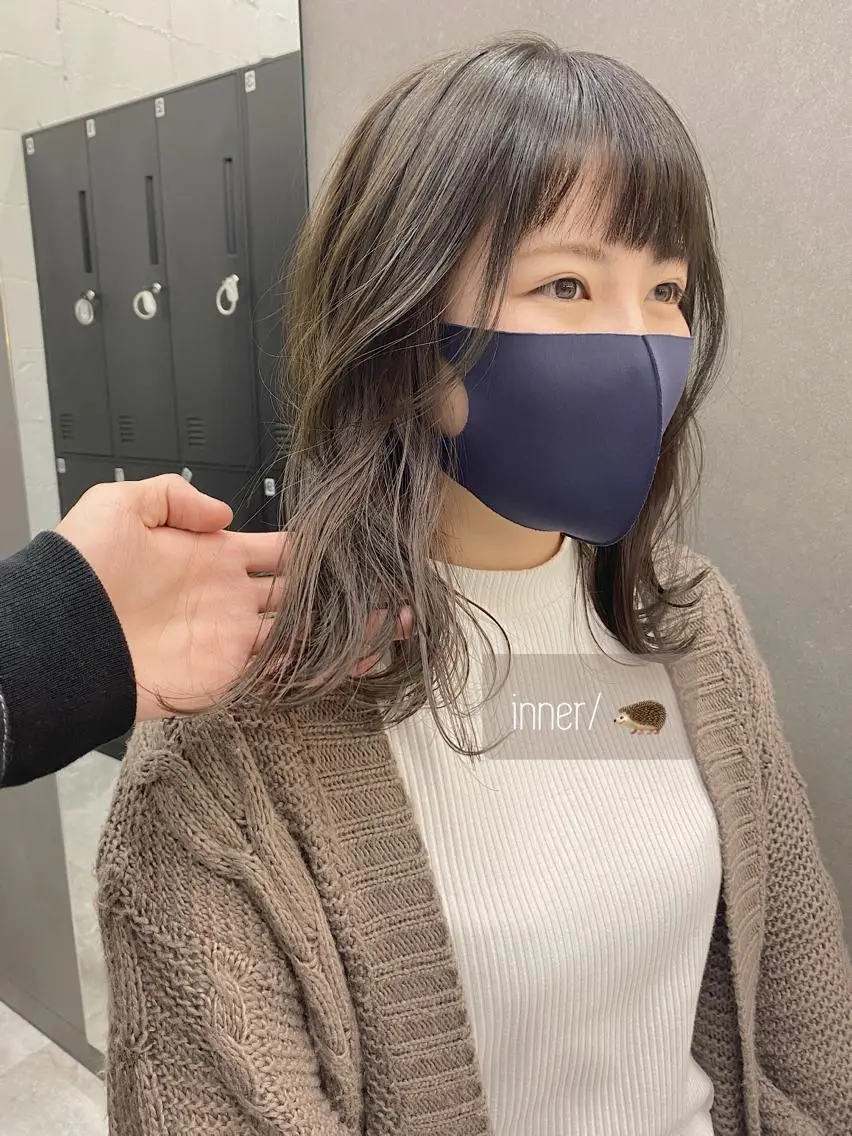 ミディアム カラー インナーカラー 韓国🇰🇷レイヤー カットオリーブカラーのヘアスタイル