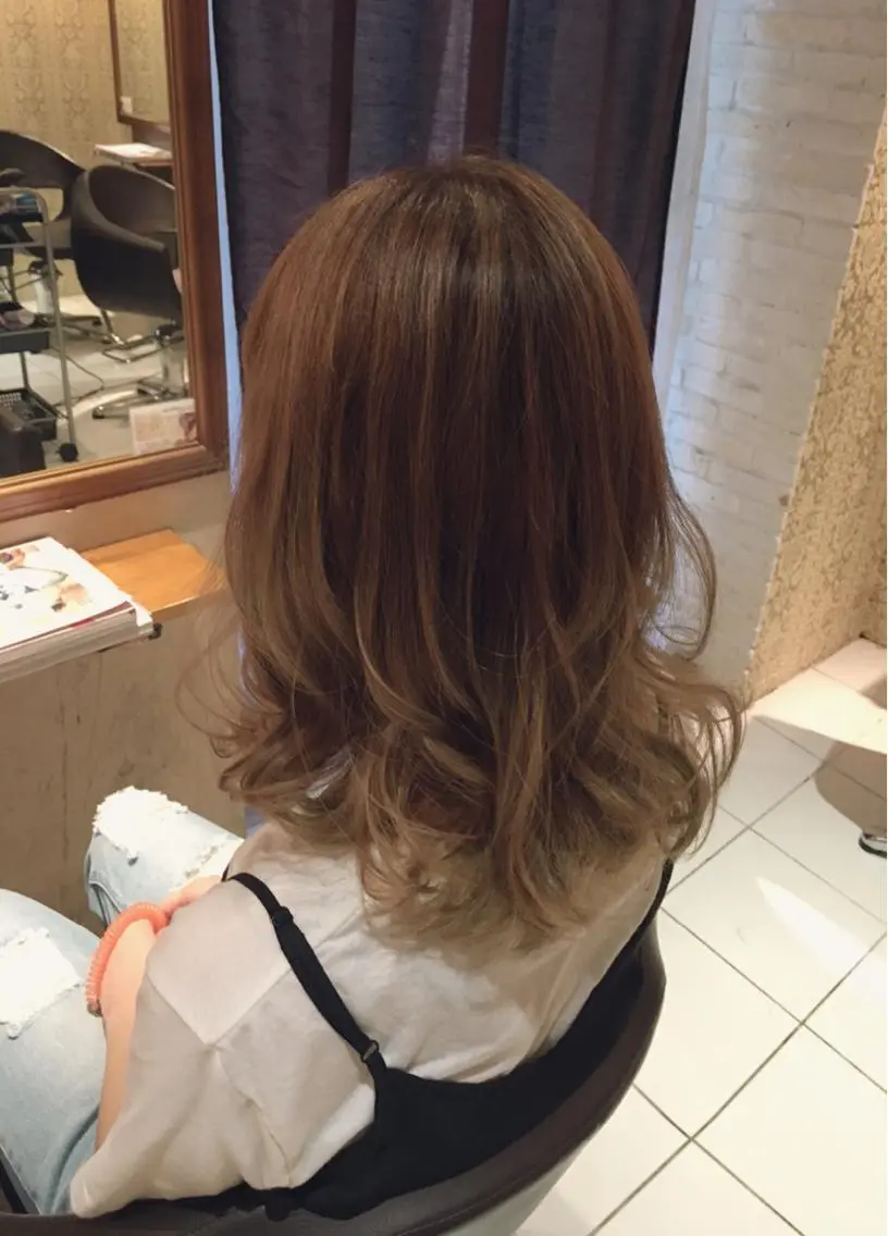 ミディアム カラー バレイヤージュ ベージュカラー フォギーベージュ レイヤーカット ヘアカラー トリートメント 【店長】新垣 鷹平のヘアスタイル