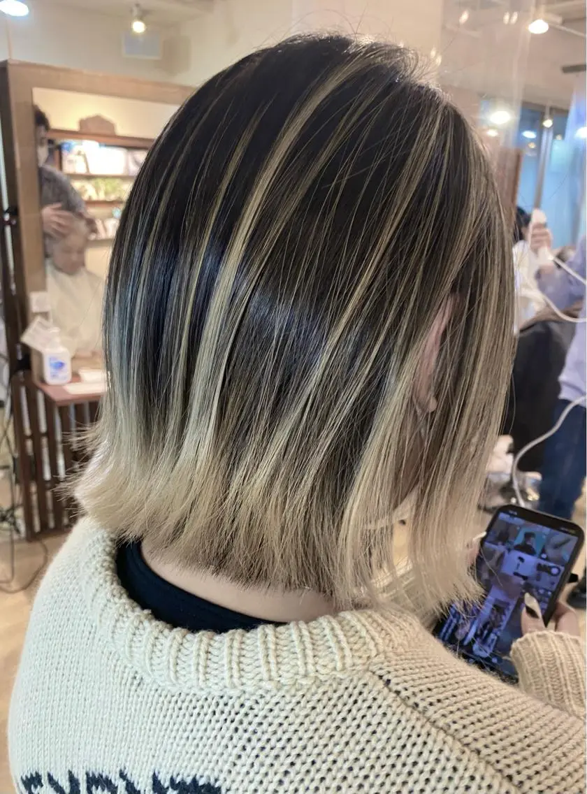 ショート カラー バレイヤージュ レイヤーカット 白髪ぼかし バレイヤージュ志鎌のヘアスタイル