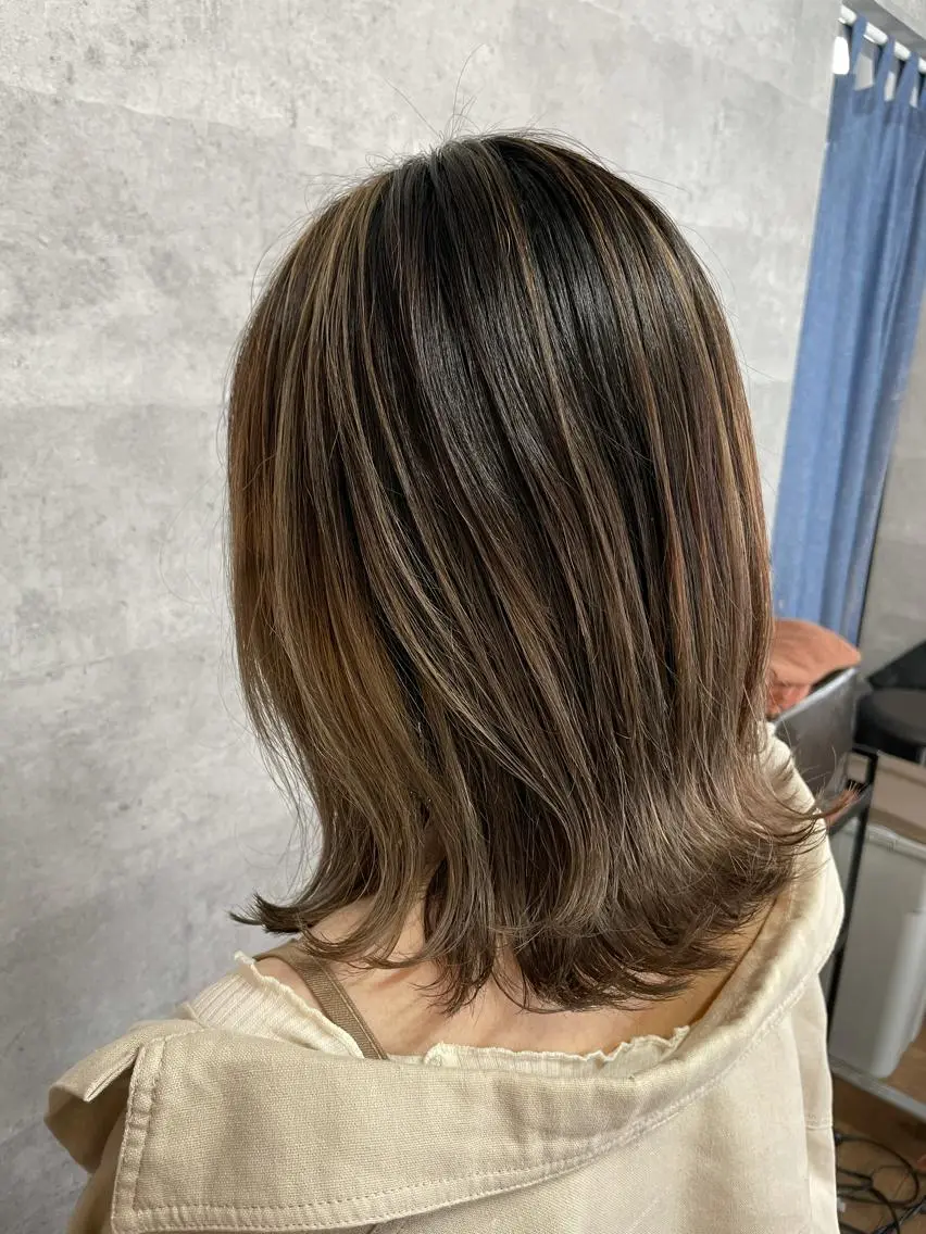 ミディアム レイヤーカット 大人女性の髪質改善 🫧鷹司郎のヘアスタイル