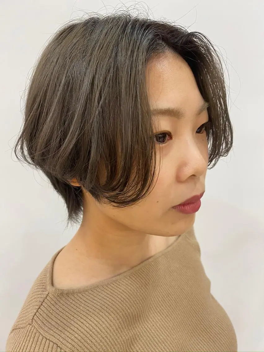 ショート カラー ブリーチ グレージュ かえ🩶韓国ボブ🎀 透明感カラー🥣のヘアスタイル