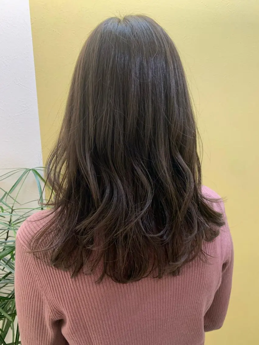 ミディアム カラー アッシュ ベージュカラー 透明感カラー hubhair レイヤー/透明感のヘアスタイル