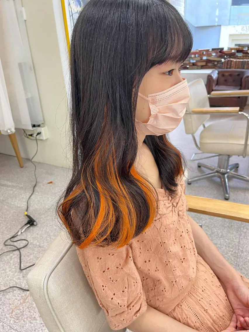 セミロング カラー インナーカラー オレンジ エクステ エクステ ハイトーン 💭黒崎ハルカのヘアスタイル
