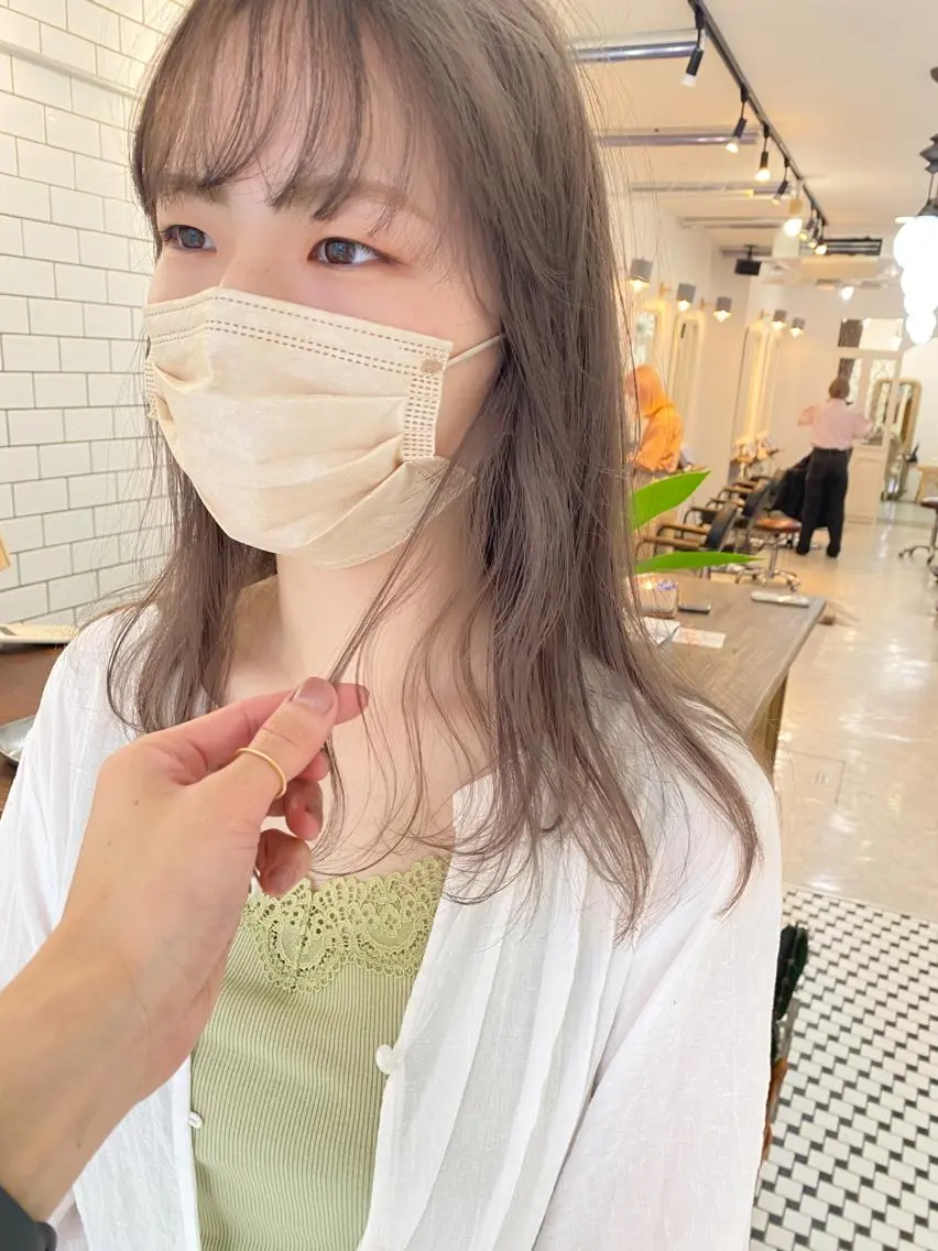 セミロング カラー 顔周りレイヤーカット ブリーチminamiのヘアスタイル