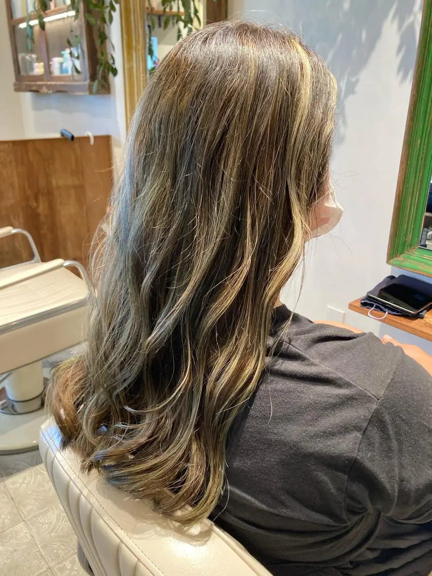ロング アッシュ ハイライト 大方 いくみのヘアスタイル