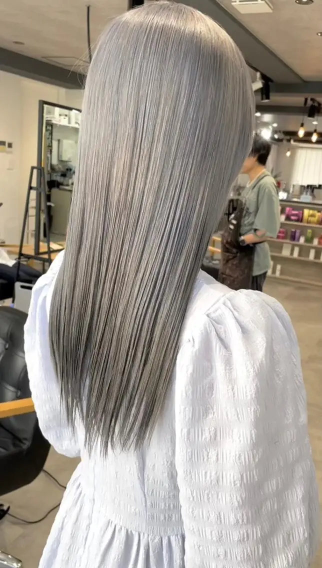 ロング カラー 透明感カラー シルバー ロング 艶髪ハイトーン✨ 🩷AMI🩷のヘアスタイル