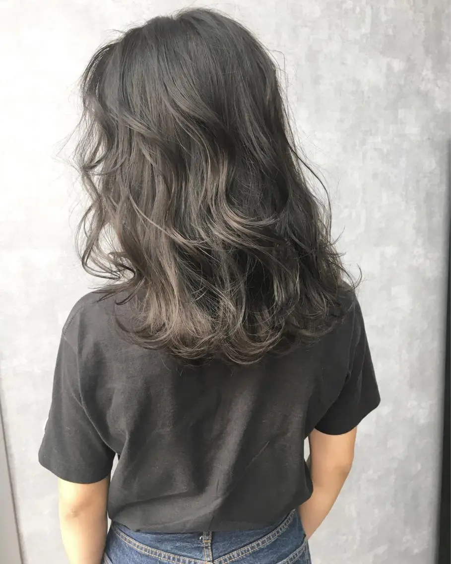 セミロング カラー ダークグレー レイヤーカット BLend 渋谷のヘアスタイル
