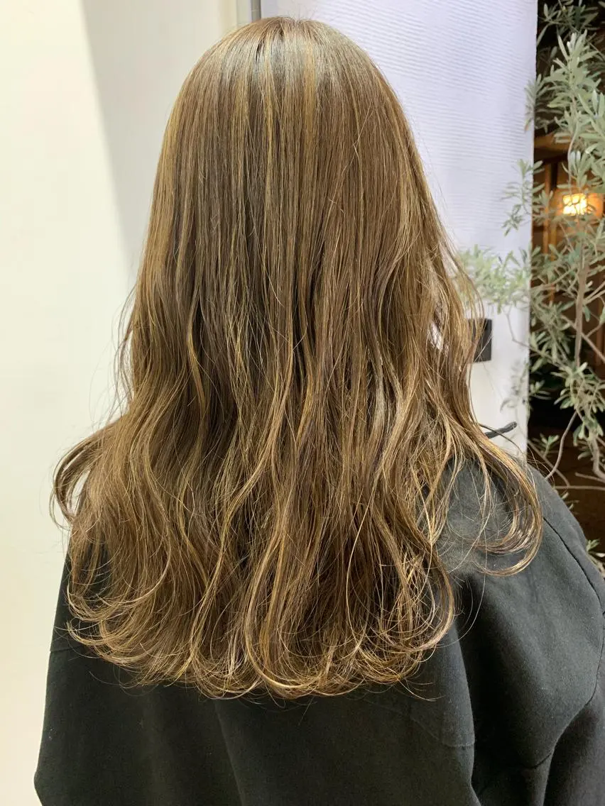 ロング カラー ハイライトカラー ハイライト ヘアカラー トリートメント レイヤーカット 西村あきやのヘアスタイル