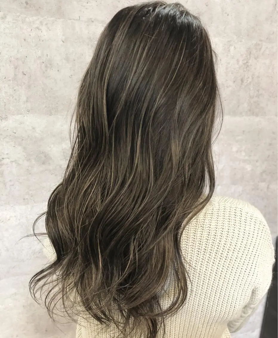 ロング カラー アディクシーカラー ブリーチ ケアブリーチ グレージュ ハイライトカラー 髪質改善で 憧れの潤艶美髪にのヘアスタイル