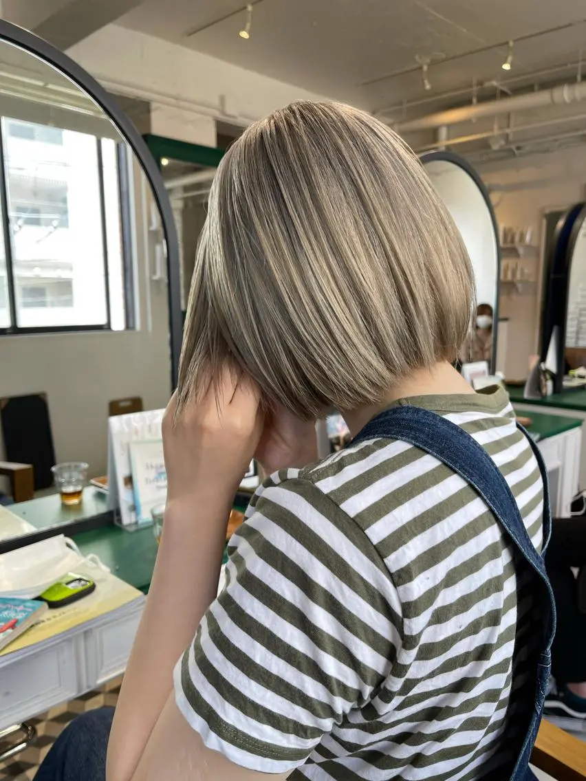 ショート カラー ブリーチ ヘアカラー トリートメント &SONS 小林亨のヘアスタイル