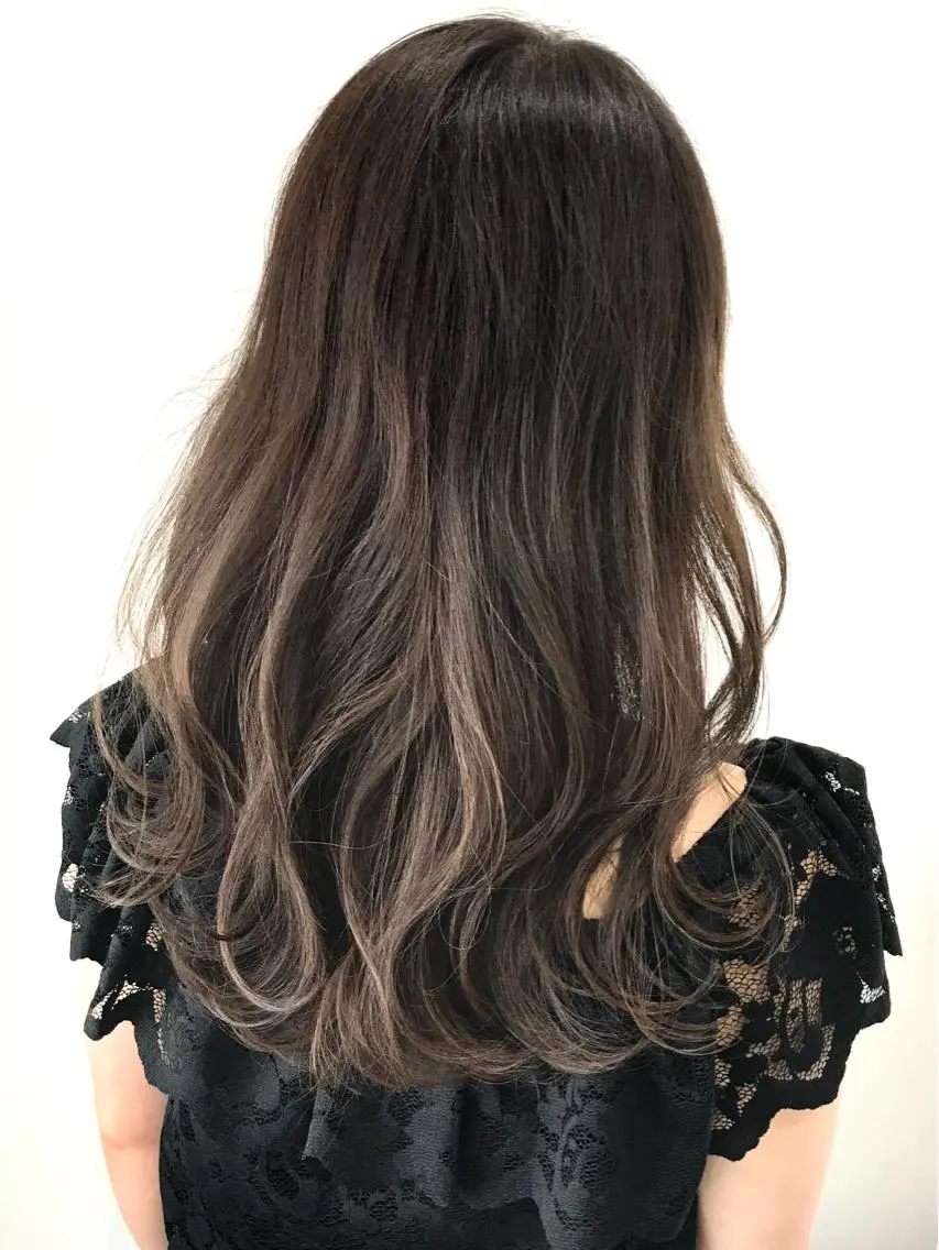 セミロング カラー アッシュ アッシュグレー ブリーチ ブリーチなしカラー 若杉 諒のヘアスタイル
