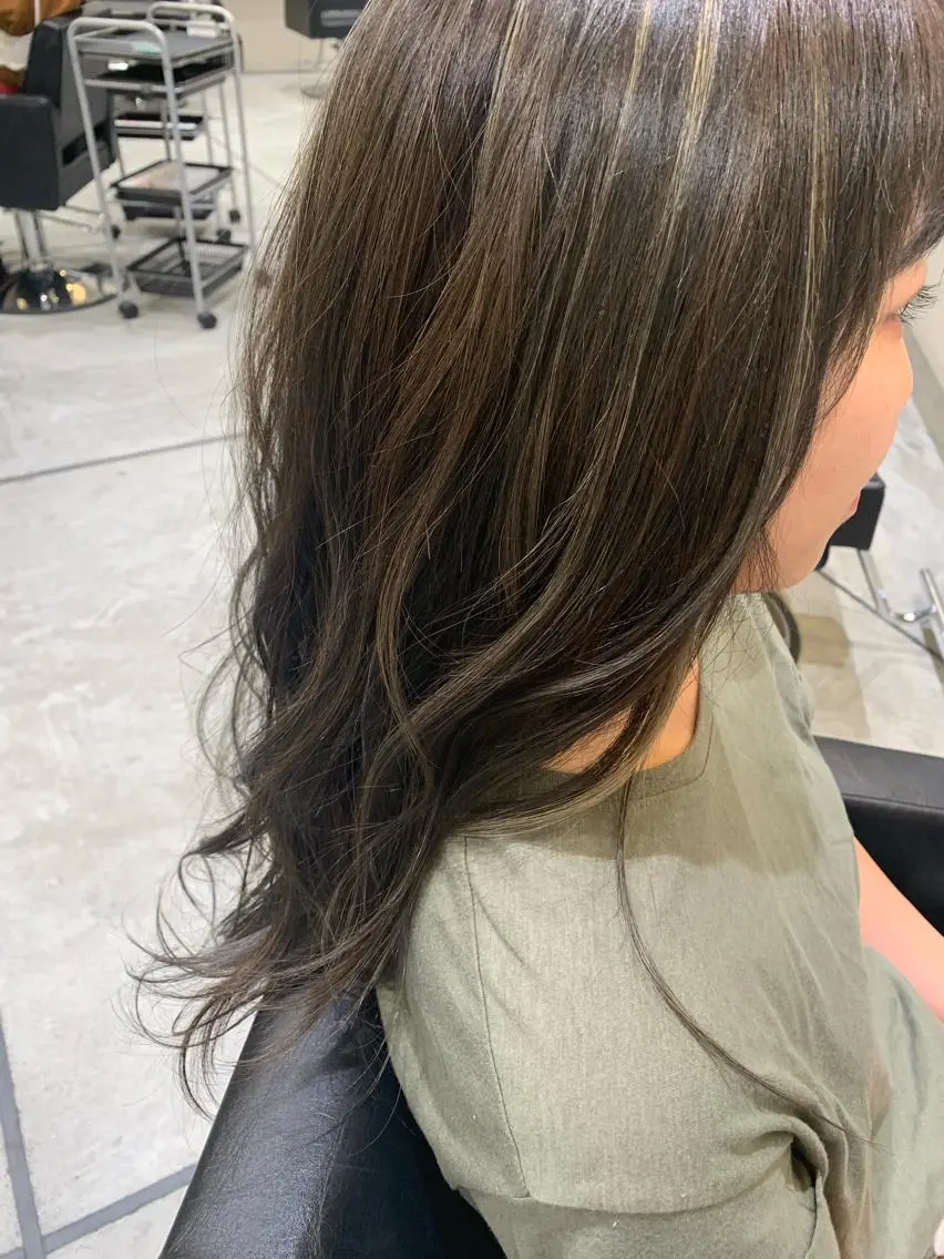 ロング カラー ハイライトカラー ハイライト カット ヘアカラー 喜友名 泉樹のヘアスタイル