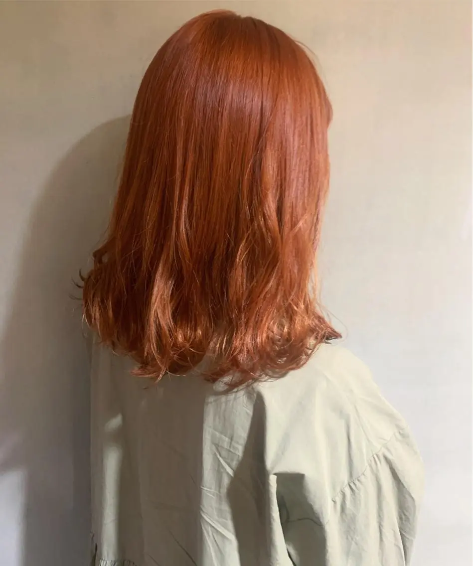 セミロング カラー ブリーチ オレンジ レッドカラー ウルフレイヤーカット /チヒロのヘアスタイル