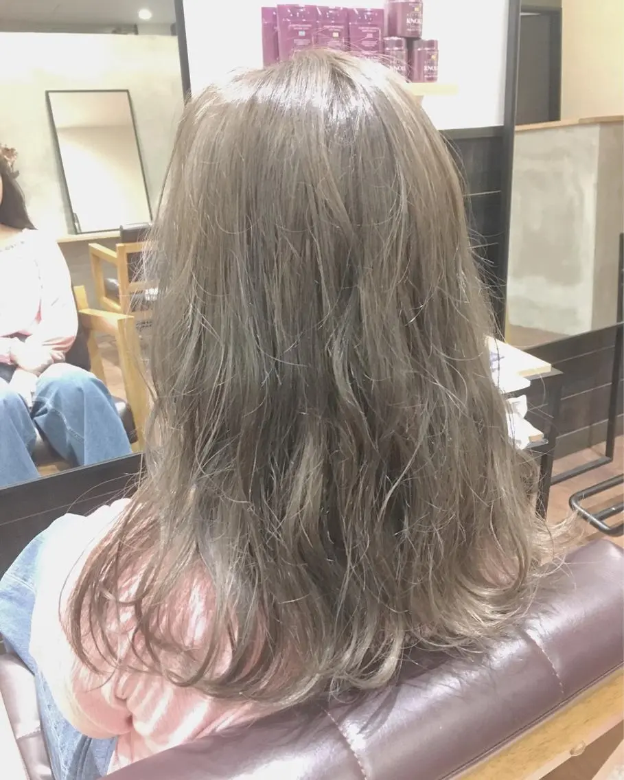 セミロング カラー ヘアアレンジ ブリーチ 栗林 実莉のネイルデザイン