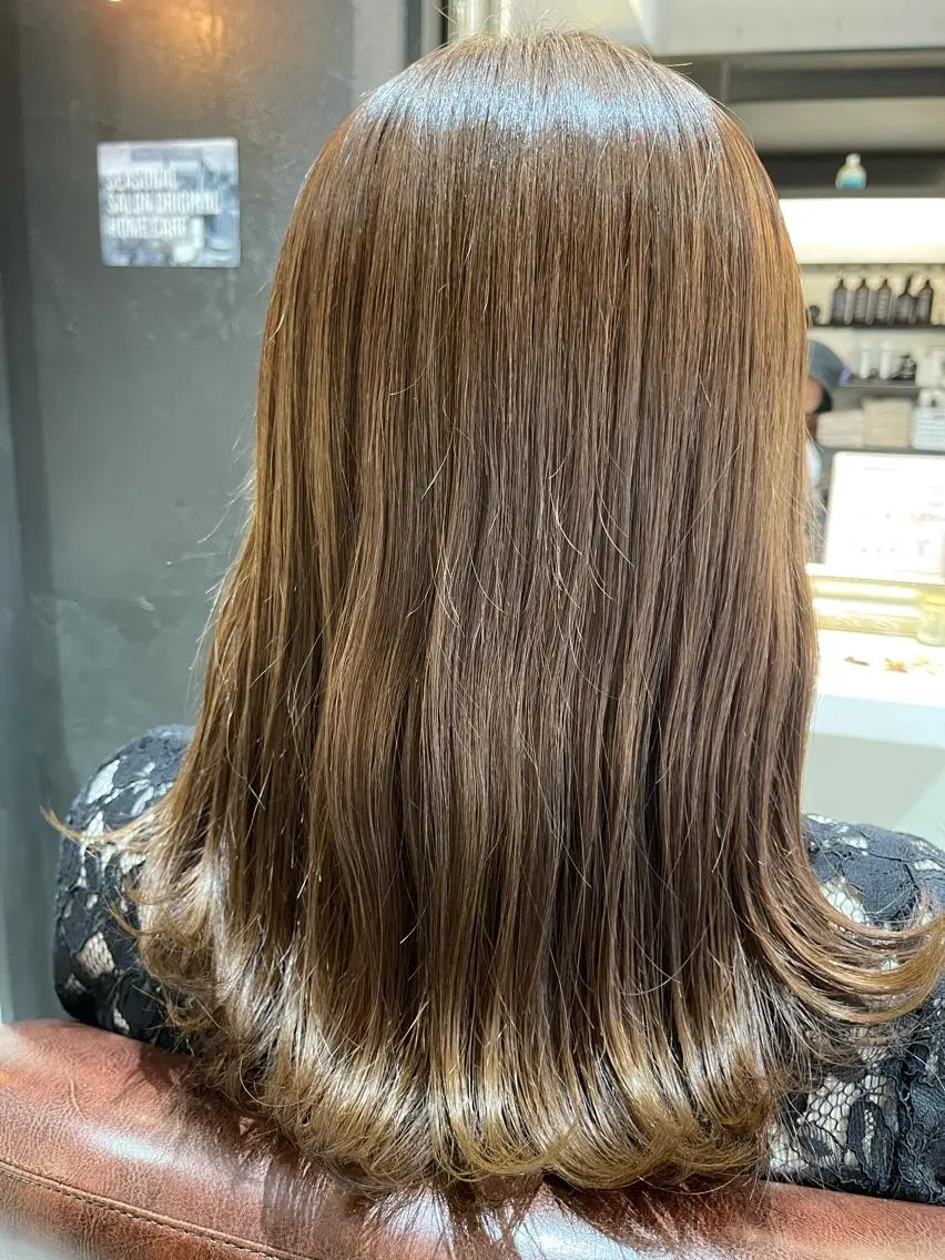 ミディアム カラー アッシュ アッシュグレー アッシュグレージュ グレージュ ヘアカラー トリートメント Avery SHINのヘアスタイル