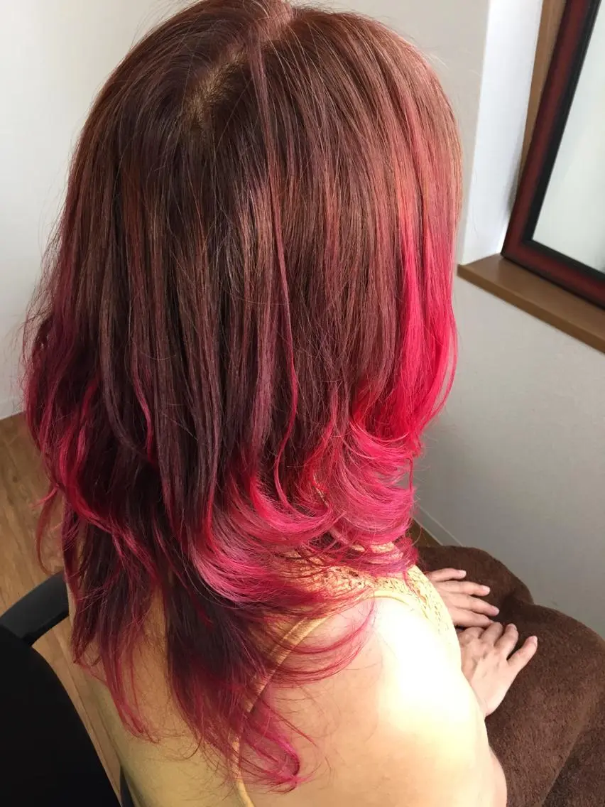 セミロング カラー ブリーチ グラデーションカラー オレンジ ピンクカラー パープルカラー じょん 。のヘアスタイル