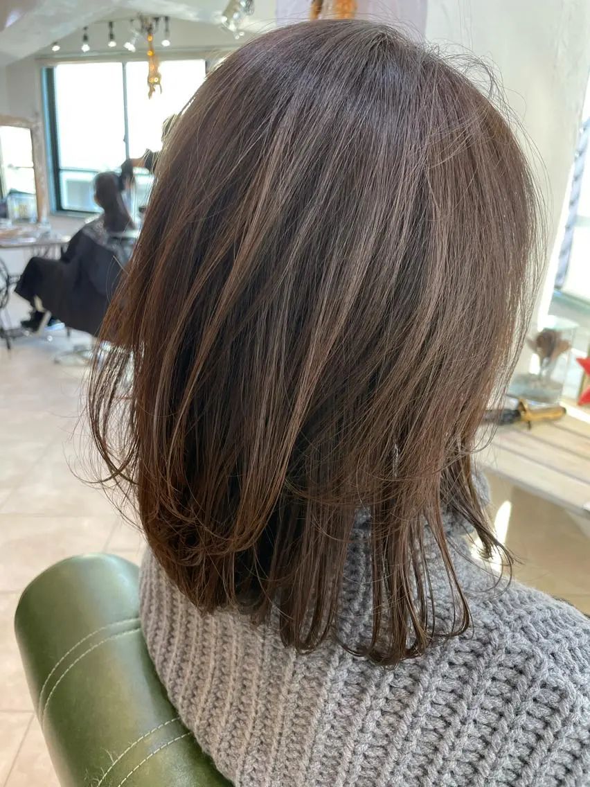 ミディアム カラー アッシュ 透明感カラー グレージュ レイヤーカット カット ヘアカラー トリートメント 金子 しおりのヘアスタイル