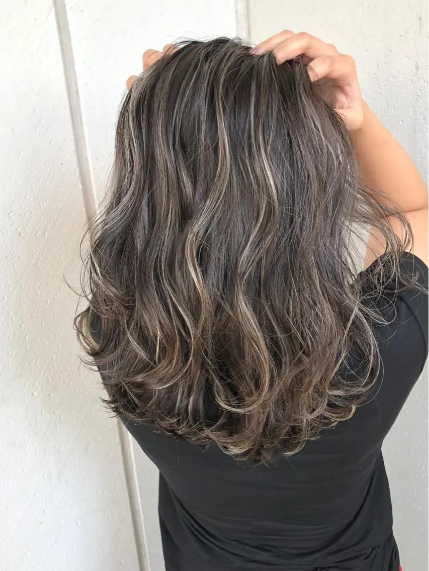 ミディアム カラー アッシュ バレイヤージュ ブルーカラー ブルージュ ダブルカラー カット ヘアカラー トリートメント 井坂 弘人のヘアスタイル
