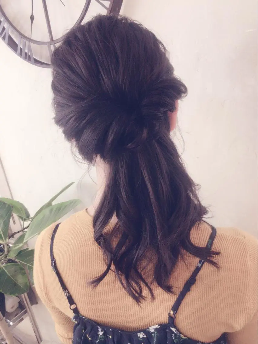 セミロング カラー パーマ ヘアアレンジ 簡単アレンジ 推し活専用 【派手髪】飯野ゆかりのヘアスタイル