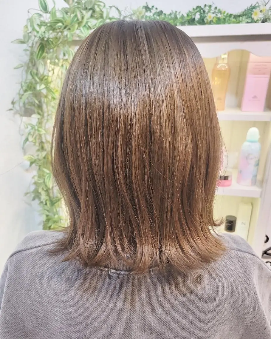 カラー ミディアム ベージュカラー ボブ 外ハネヘア 伊藤 功士のヘアスタイル