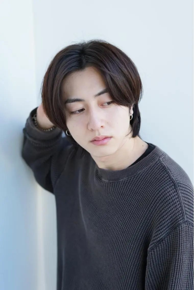 ショート メンズ センターパート カット ヘアカラー メンズカット曲がる 縮毛矯正佐々木タクマのヘアスタイル