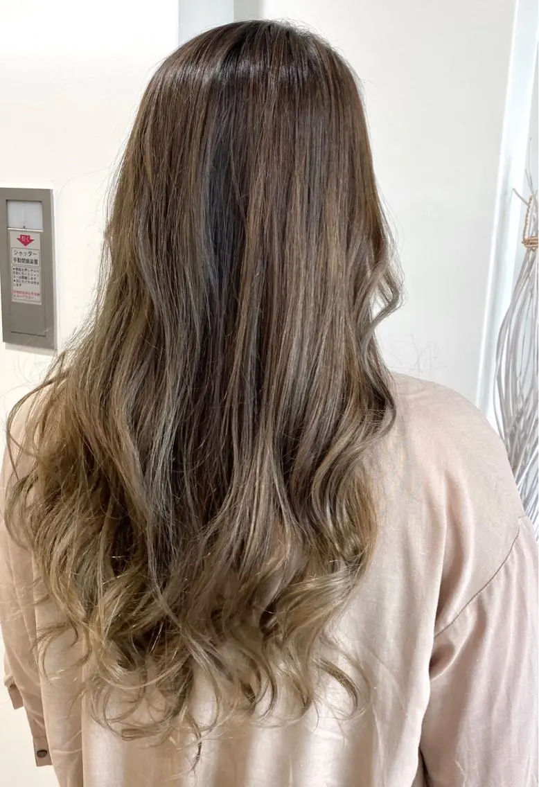 ロング カラー ブリーチ グラデーションカラー ハイライトカラー ハイライト ヘアカラー やじま ひろこのヘアスタイル
